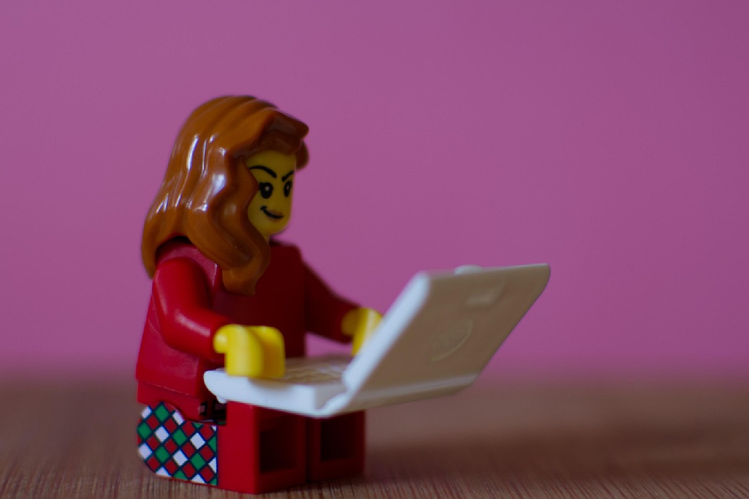 Lego Figur am Laptop